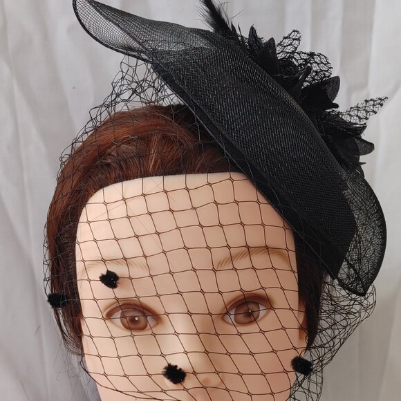 Black Hat fascinator with feathers and veil (001)